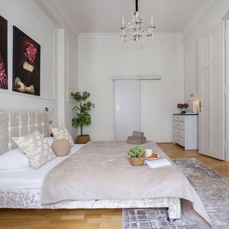 Timeless Elegant Apartment By Opera House Будапеща Екстериор снимка