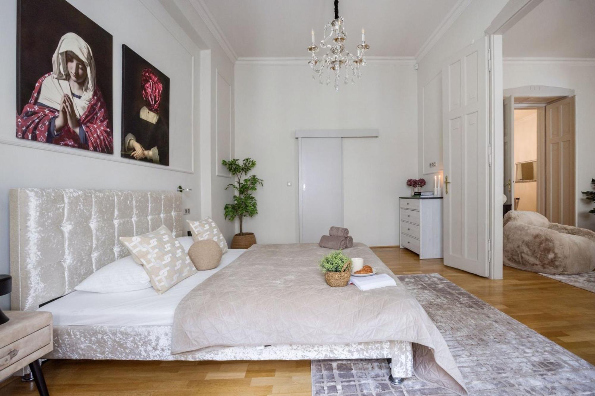 Timeless Elegant Apartment By Opera House Будапеща Екстериор снимка