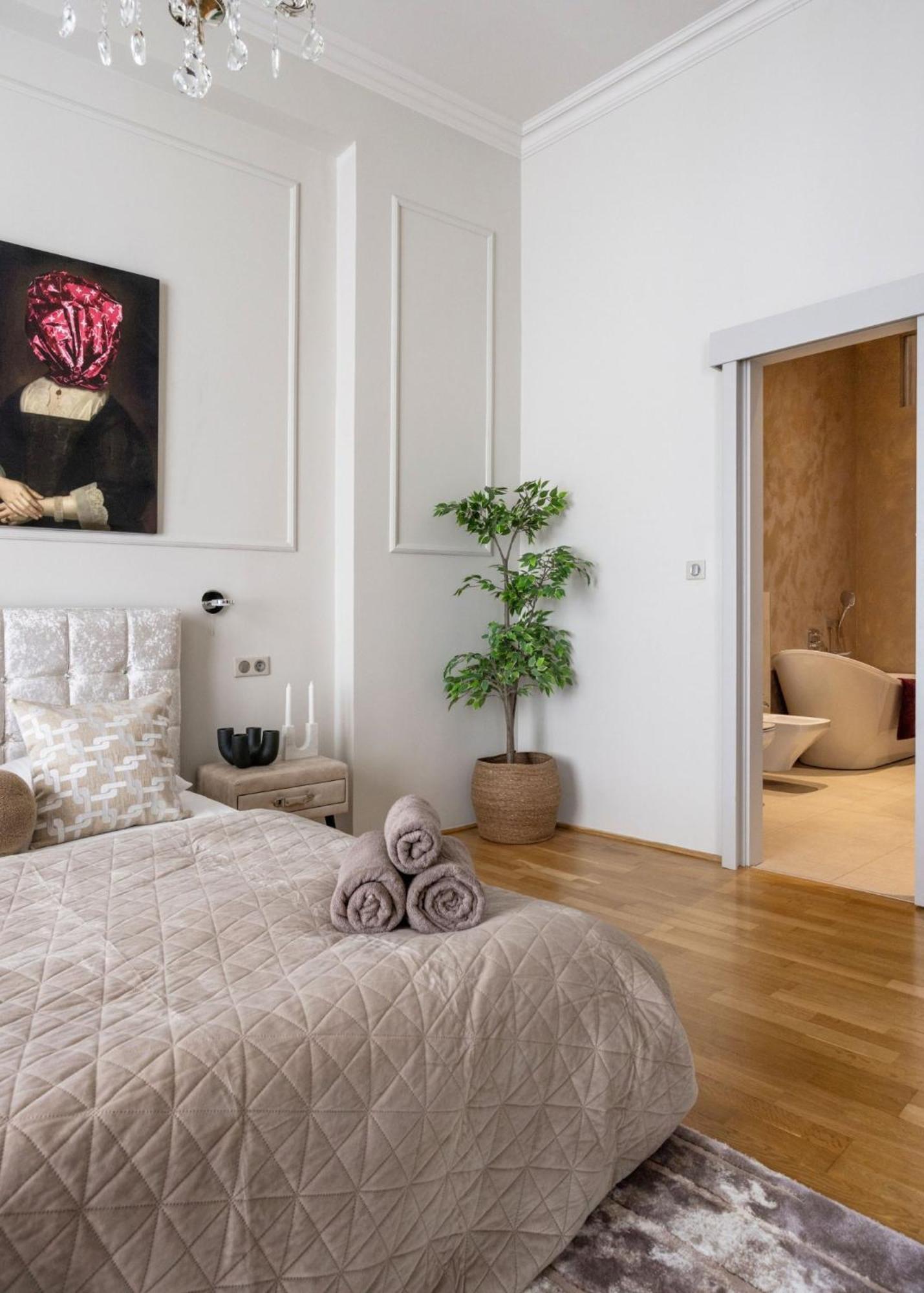 Timeless Elegant Apartment By Opera House Будапеща Екстериор снимка